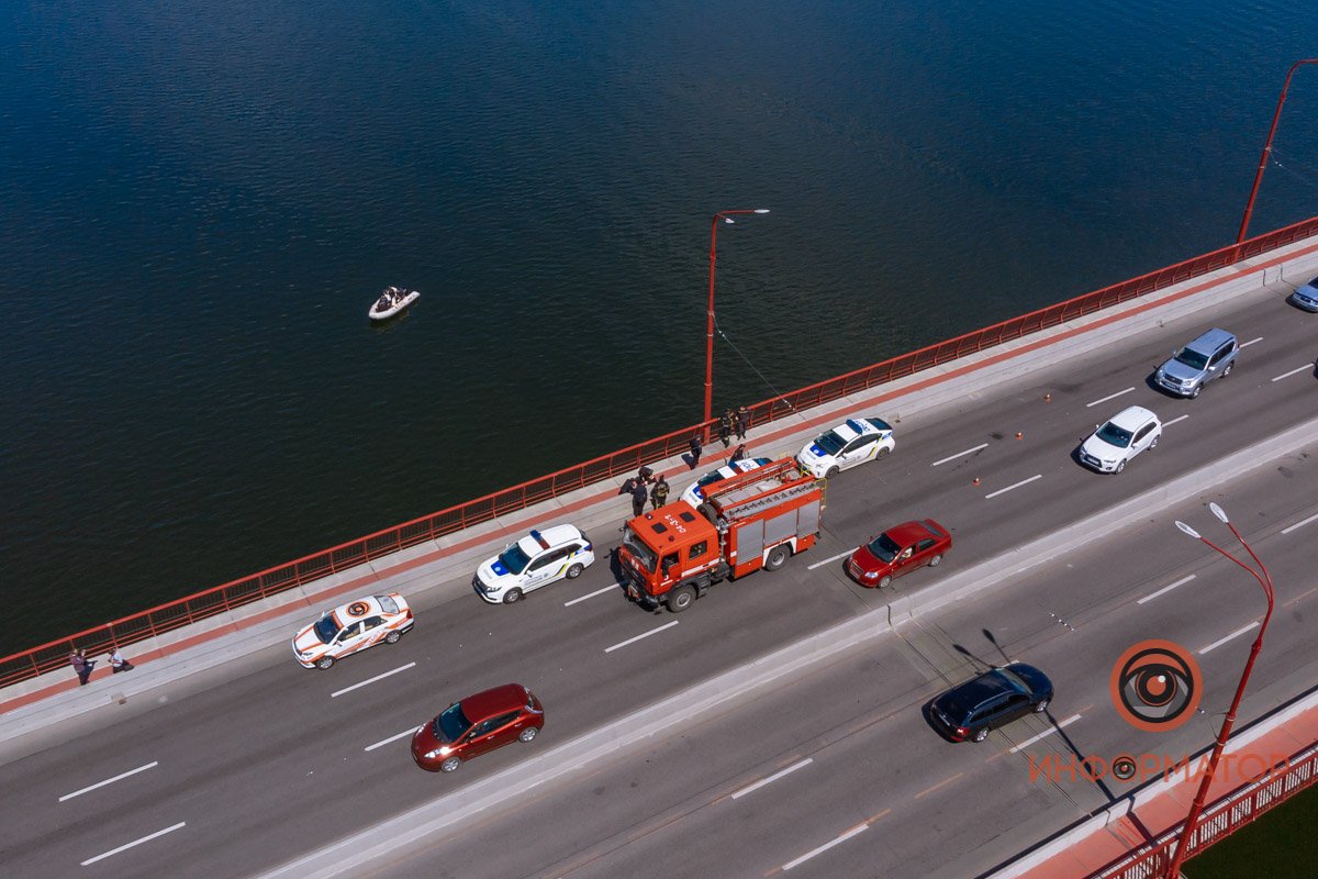 На месте сотрудники полиции, службы спасения и водный патруль