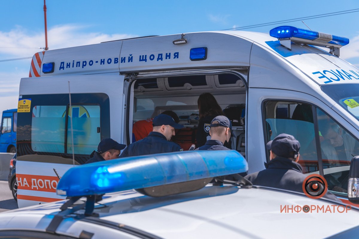 Медики забрали девушку в больницу