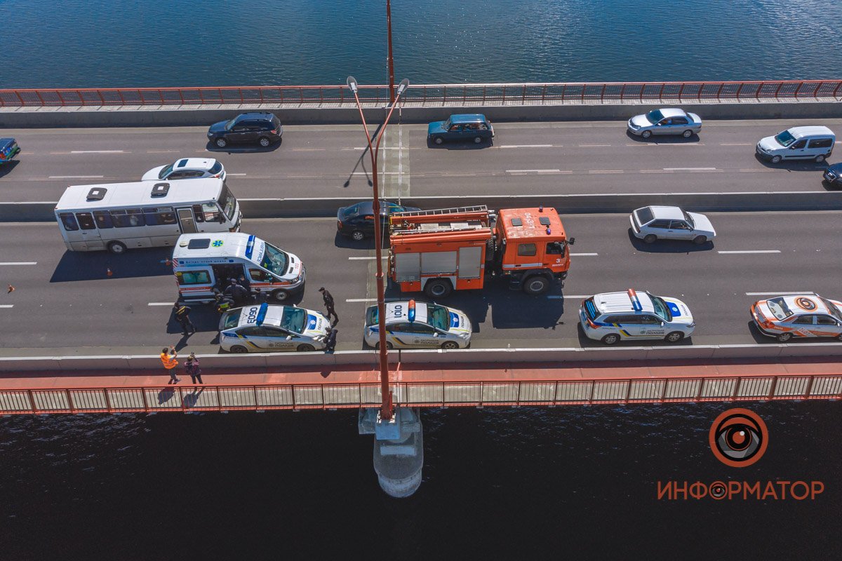 На место вызвали медиков, поскольку девушка выпила много таблеток