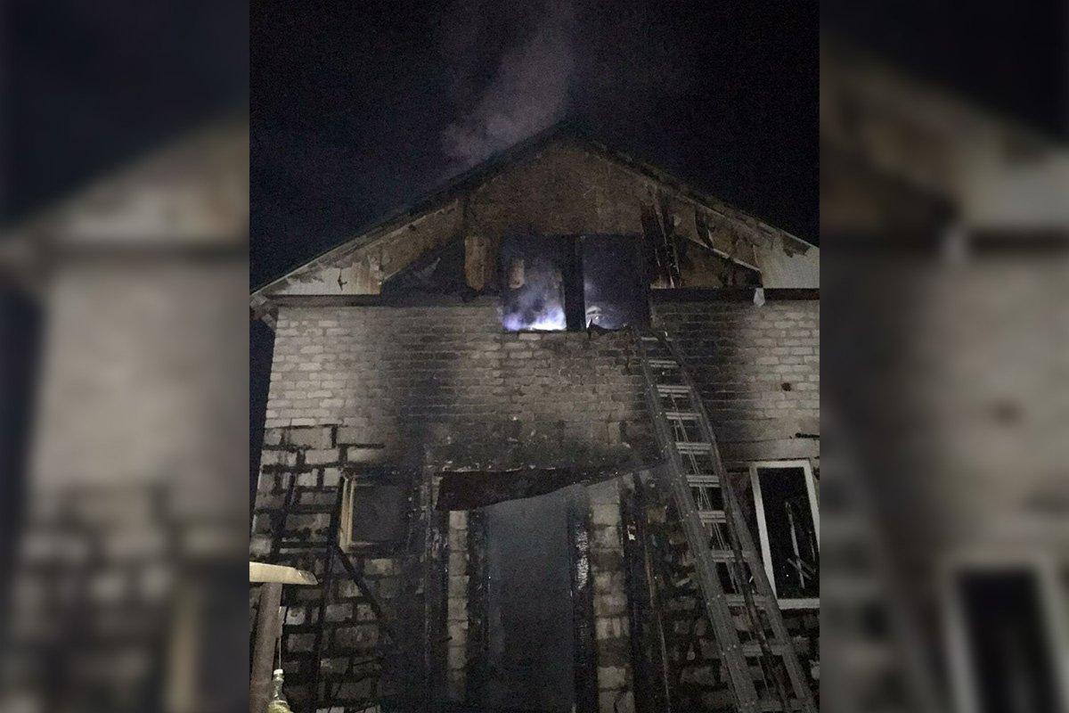 Предварительно, мужчина облил дом бензином и поджег