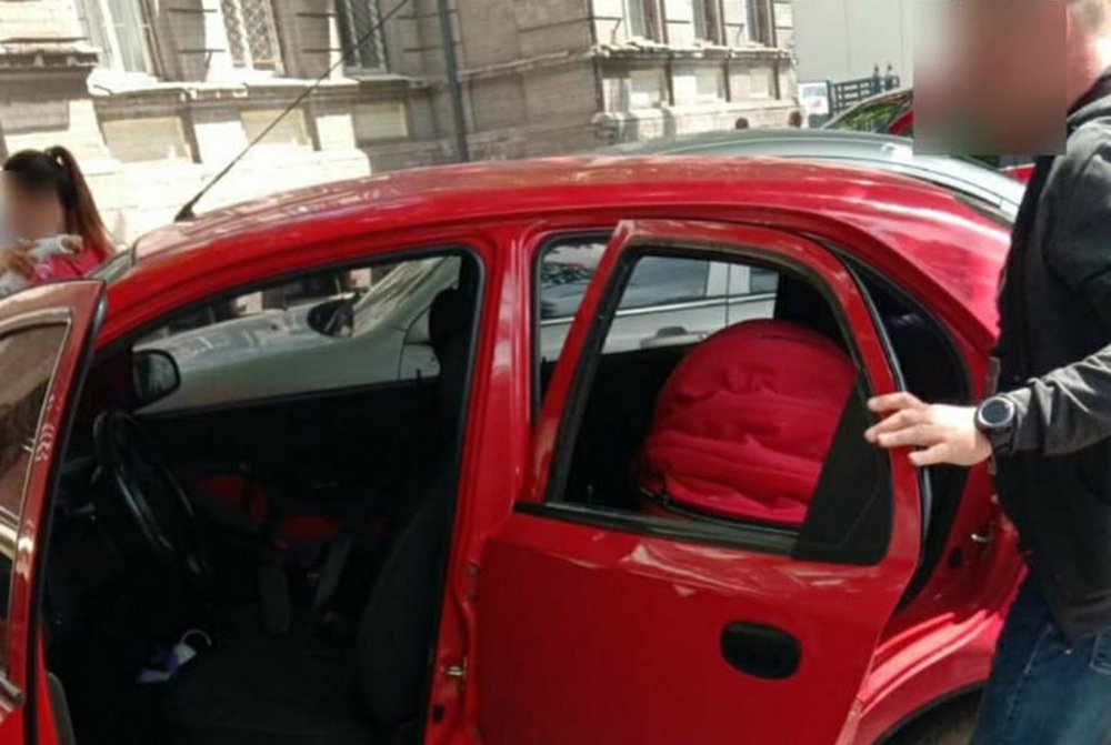 Женщина забыла ключи в салоне, поэтому не смогла открыть машину Женщина забыла ключи в салоне, поэтому не смогла открыть машину