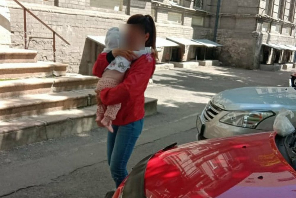 5-месячный ребенок остался один в закрытом автомобиле 5-месячный ребенок остался один в закрытом автомобиле