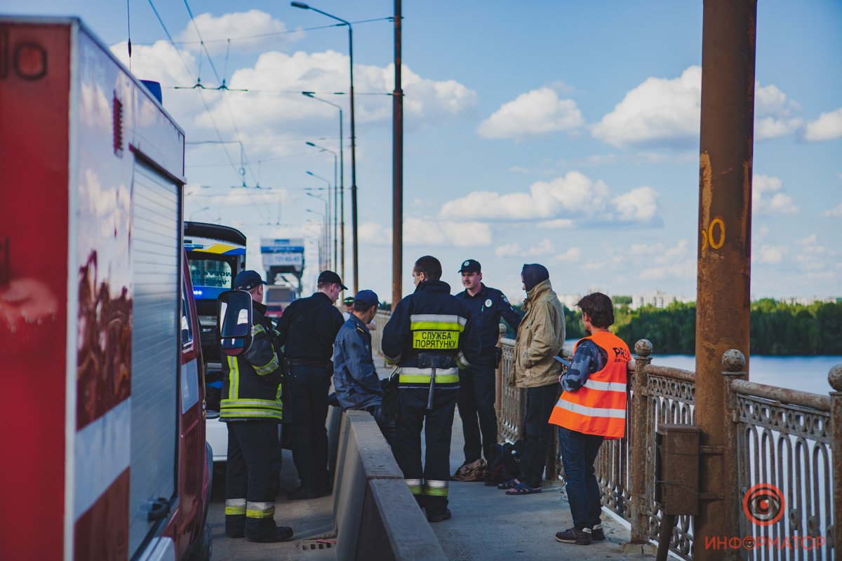 Патрульные, спасатели и медики на месте