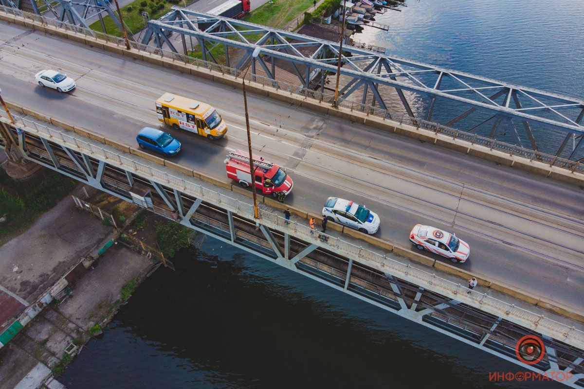 Мужчина прыгнул с моста, выплыл и сам доплыл до берега