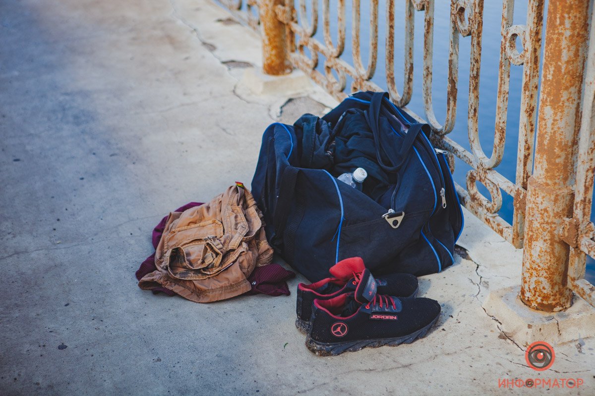 Мужчина оставил сумку на мосту и прыгнул