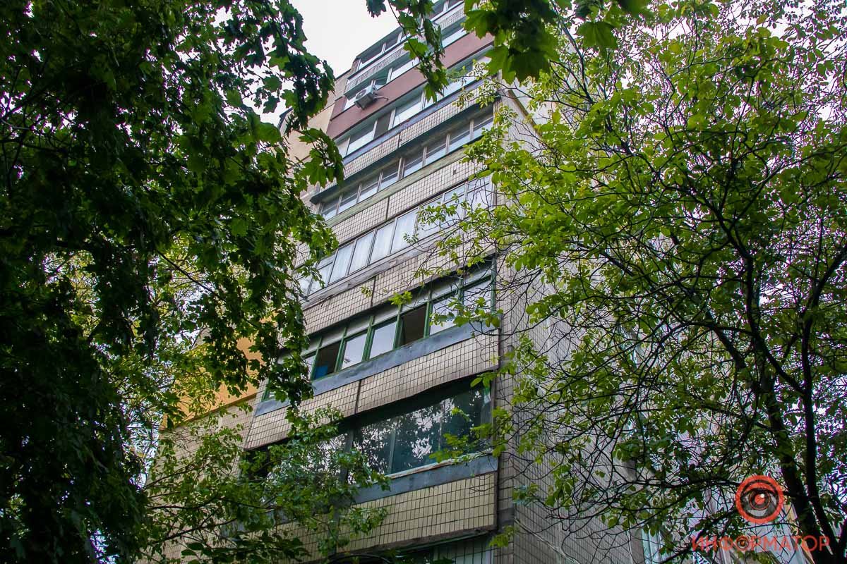 Предварительно, женщина выпала из 4 этажа Предварительно, женщина выпала из 4 этажа