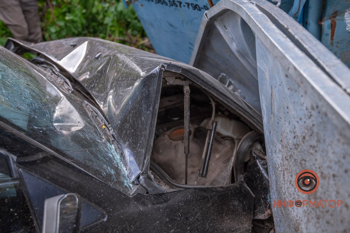 В Днепре пьяный мужчина украл BMW и влетел в трансформаторную будку 8