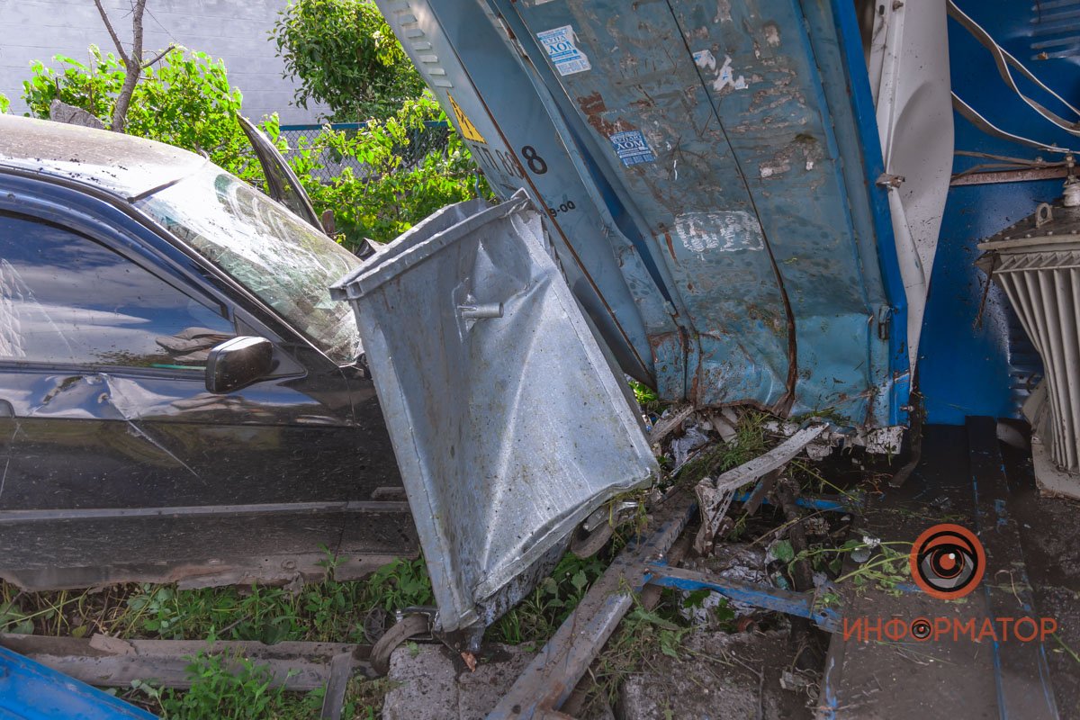 В Днепре пьяный мужчина украл BMW и влетел в трансформаторную будку 10