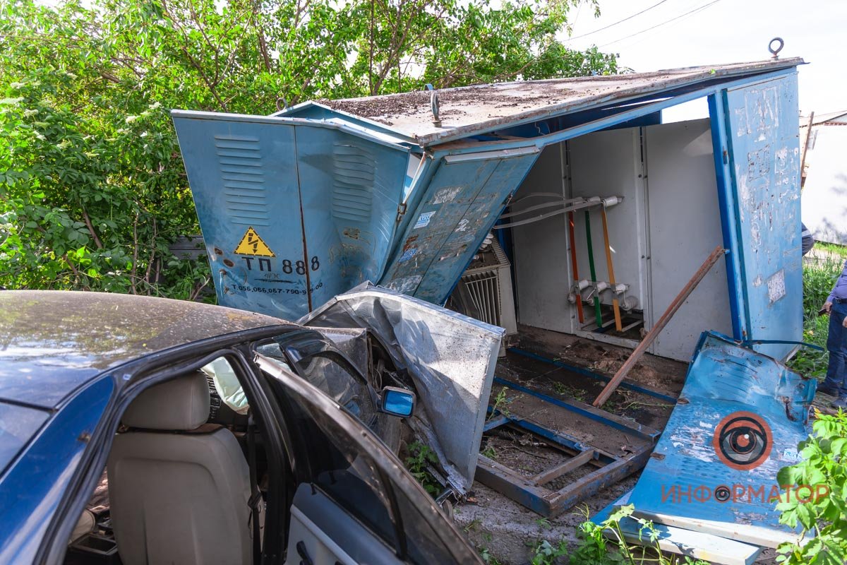 В Днепре пьяный мужчина украл BMW и влетел в трансформаторную будку 11