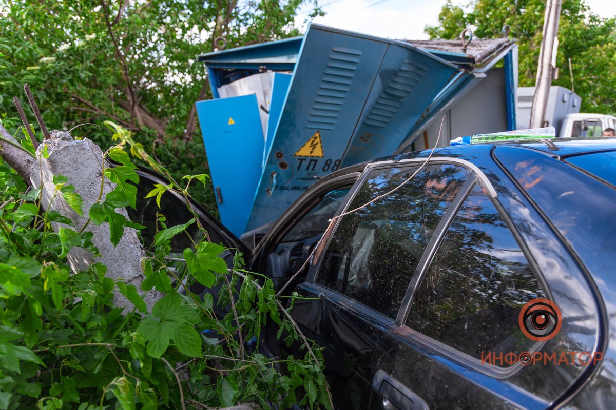 В Днепре пьяный мужчина украл BMW и влетел в трансформаторную будку 15