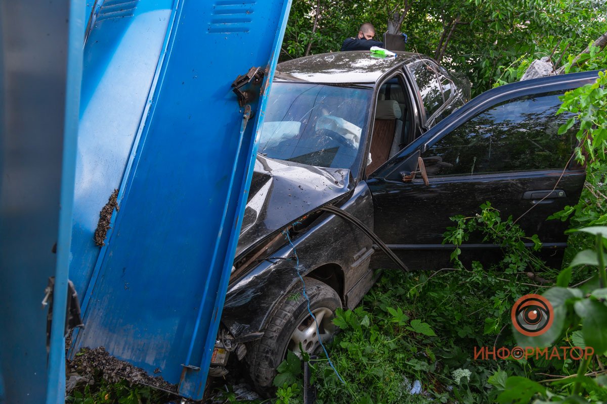 В Днепре пьяный мужчина украл BMW и влетел в трансформаторную будку 16