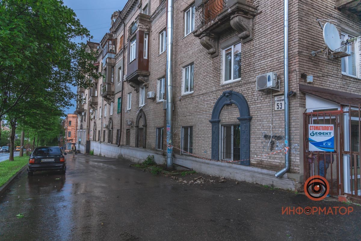 В центре Днепра на тротуар обрушился аварийный фасад дома 1