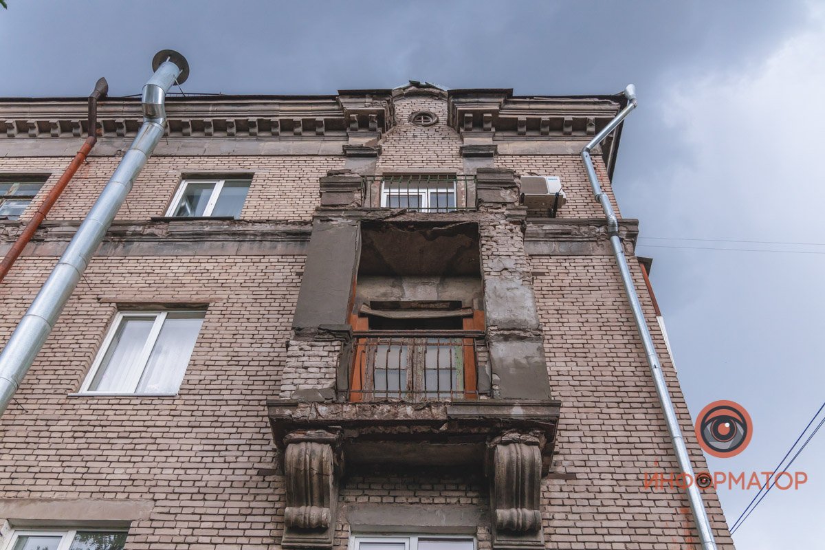 В центре Днепра на тротуар обрушился аварийный фасад дома 2