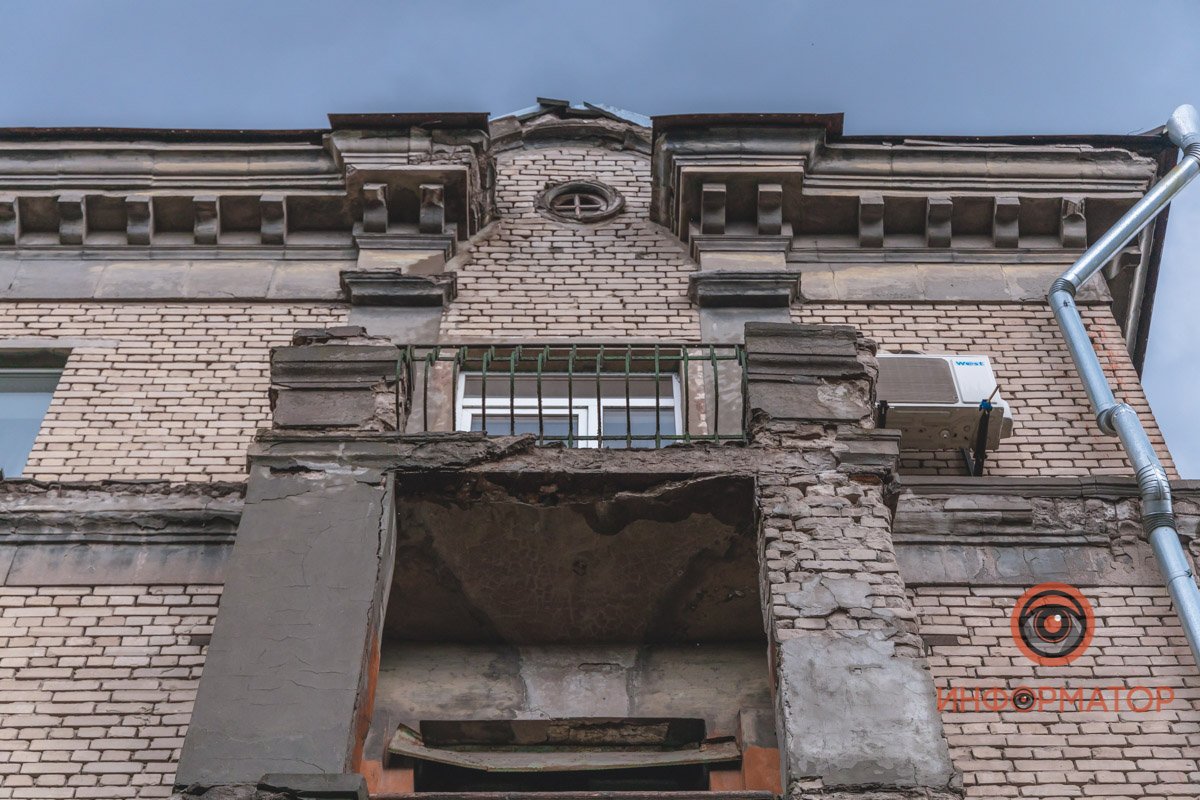 В центре Днепра на тротуар обрушился аварийный фасад дома 3