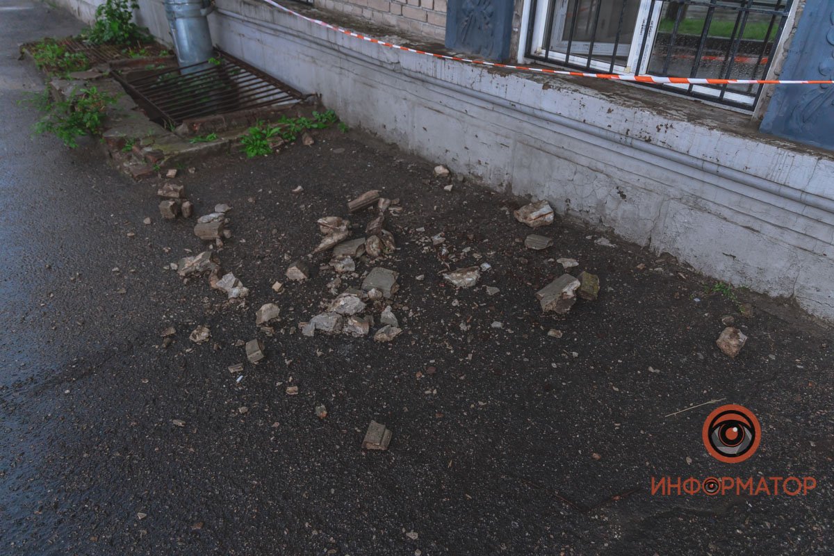 В центре Днепра на тротуар обрушился аварийный фасад дома 4