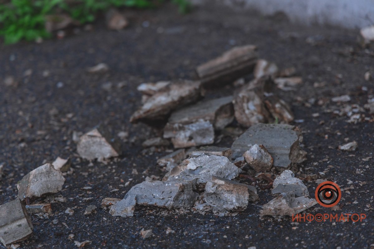 В центре Днепра на тротуар обрушился аварийный фасад дома 5