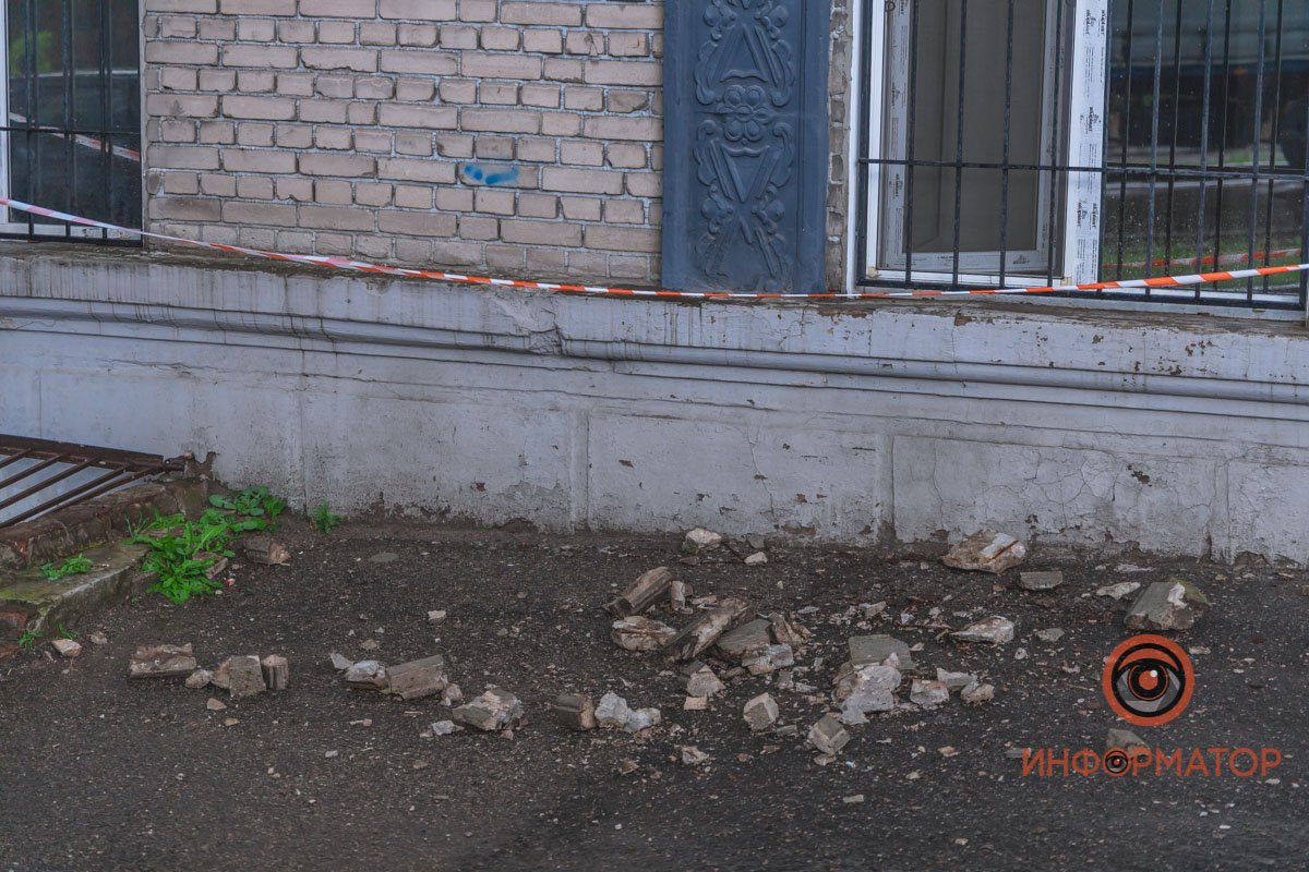 В центре Днепра на тротуар обрушился аварийный фасад дома 7