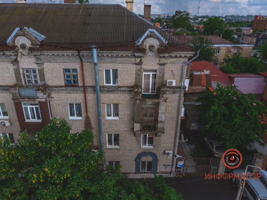 В центре Днепра на тротуар обрушился аварийный фасад дома 8