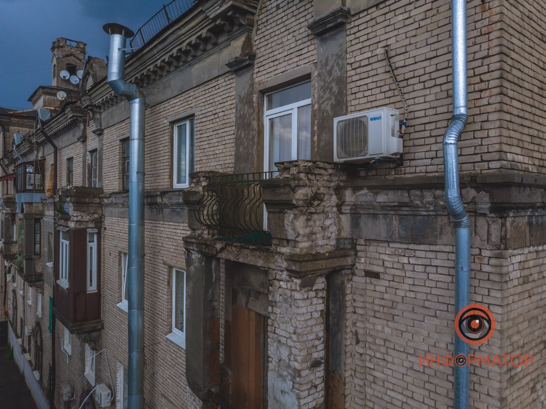 В центре Днепра на тротуар обрушился аварийный фасад дома 9