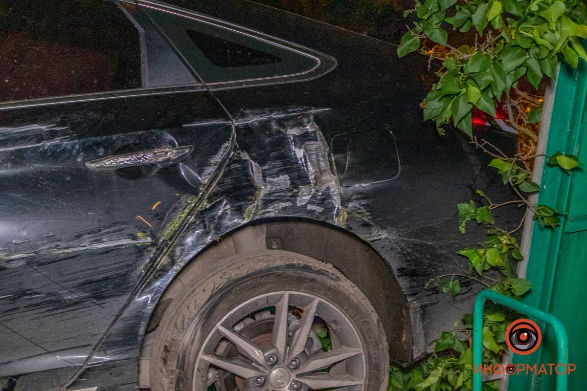 Hyundai Sonata врезался в забор частного дома Hyundai Sonata врезался в забор частного дома