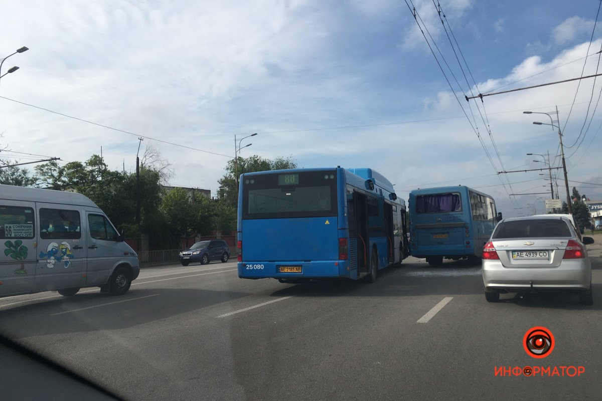 В Днепре возле "Нашей правды" столкнулись два автобуса: движение затруднено 1