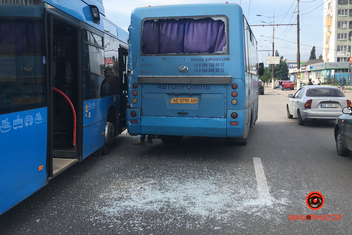 В Днепре возле "Нашей правды" столкнулись два автобуса: движение затруднено 3
