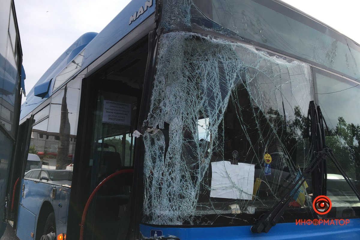 В Днепре возле "Нашей правды" столкнулись два автобуса: движение затруднено 4