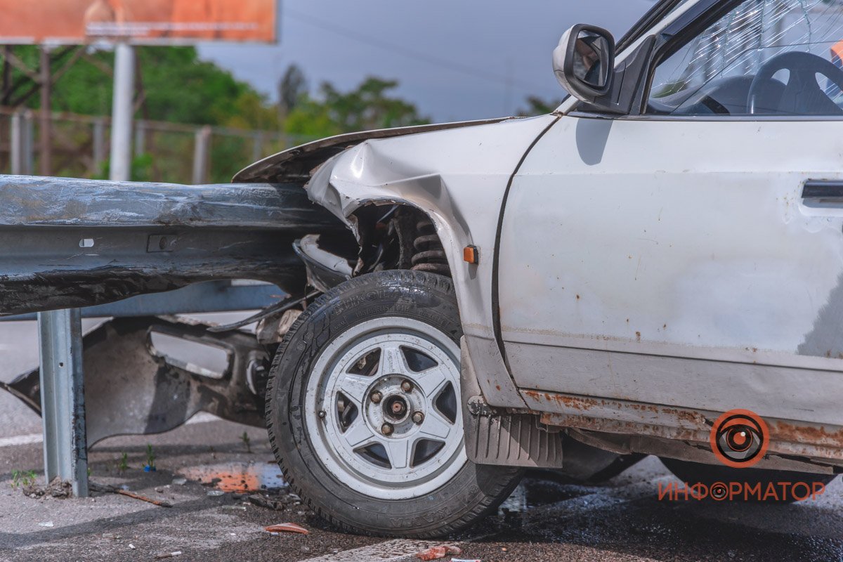 ВАЗ влетел в отбойник 