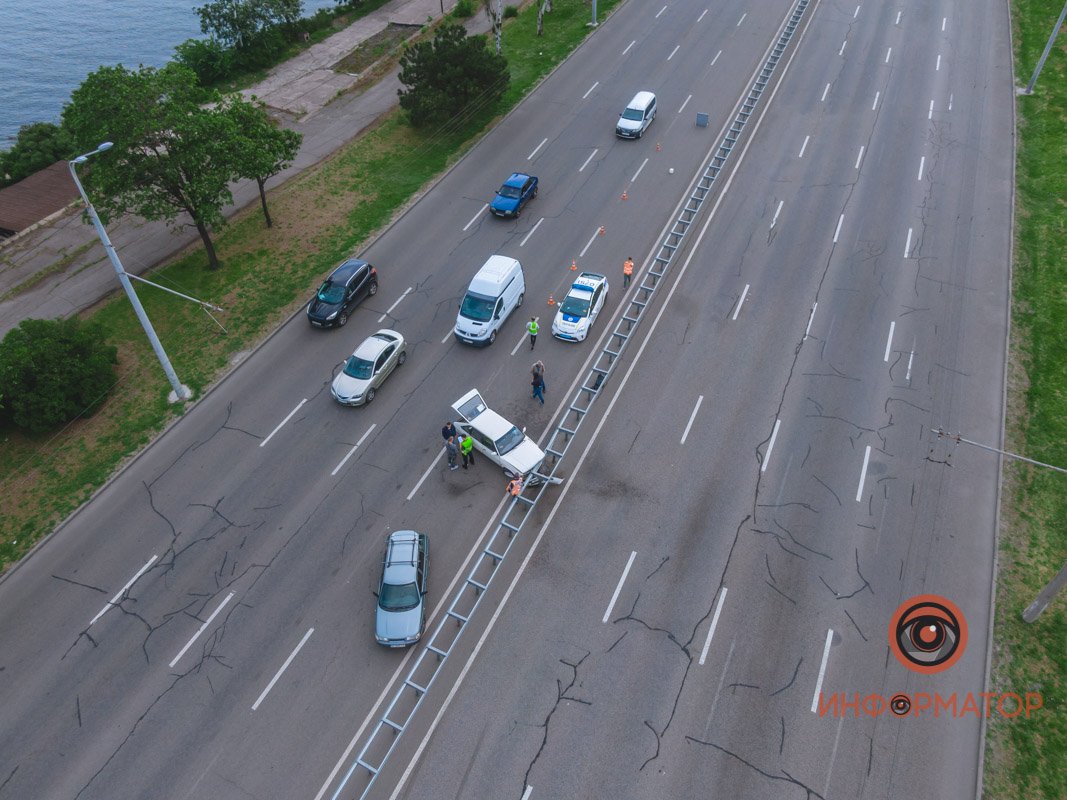 Поначалу на месте собиралась пробка, сейчас движение не затруднено