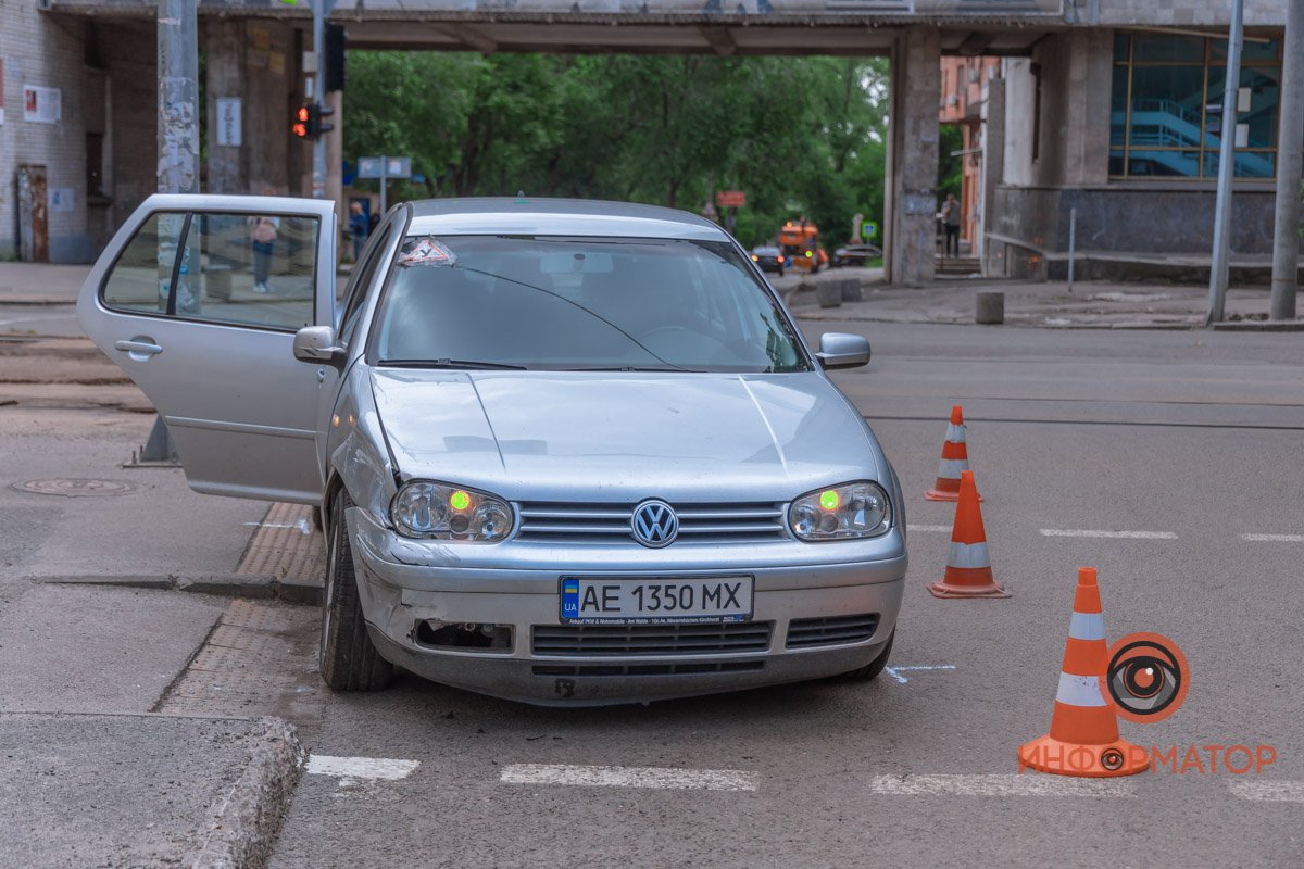 В Днепре на Гагарина Volkswagen выехал на "встречку" и толкнул Škoda на тротуар 1