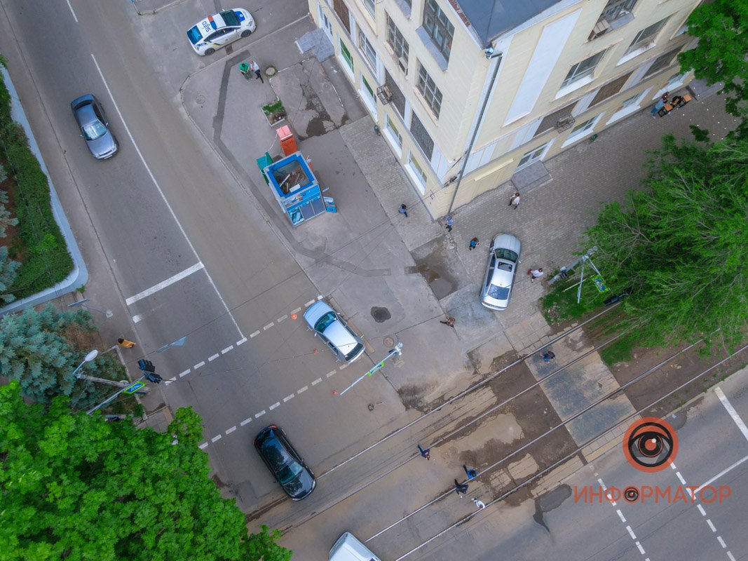 В Днепре на Гагарина Volkswagen выехал на "встречку" и толкнул Škoda на тротуар 6