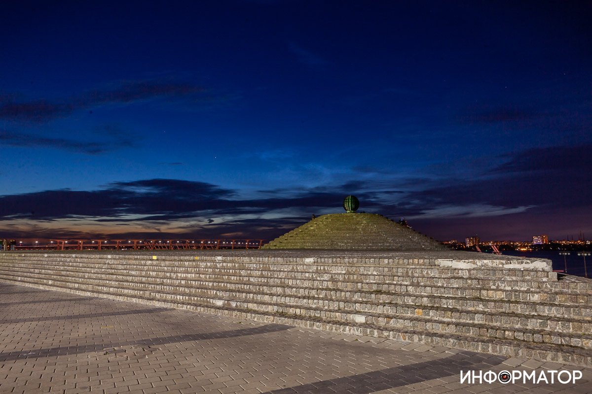Луна еще не показалась Луна еще не показалась