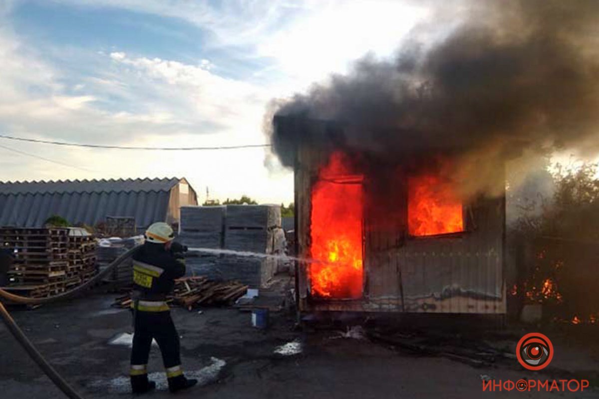 Возгорание произошло на предприятии в помещении, предназначенном для охраны Возгорание произошло на предприятии в помещении, предназначенном для охраны