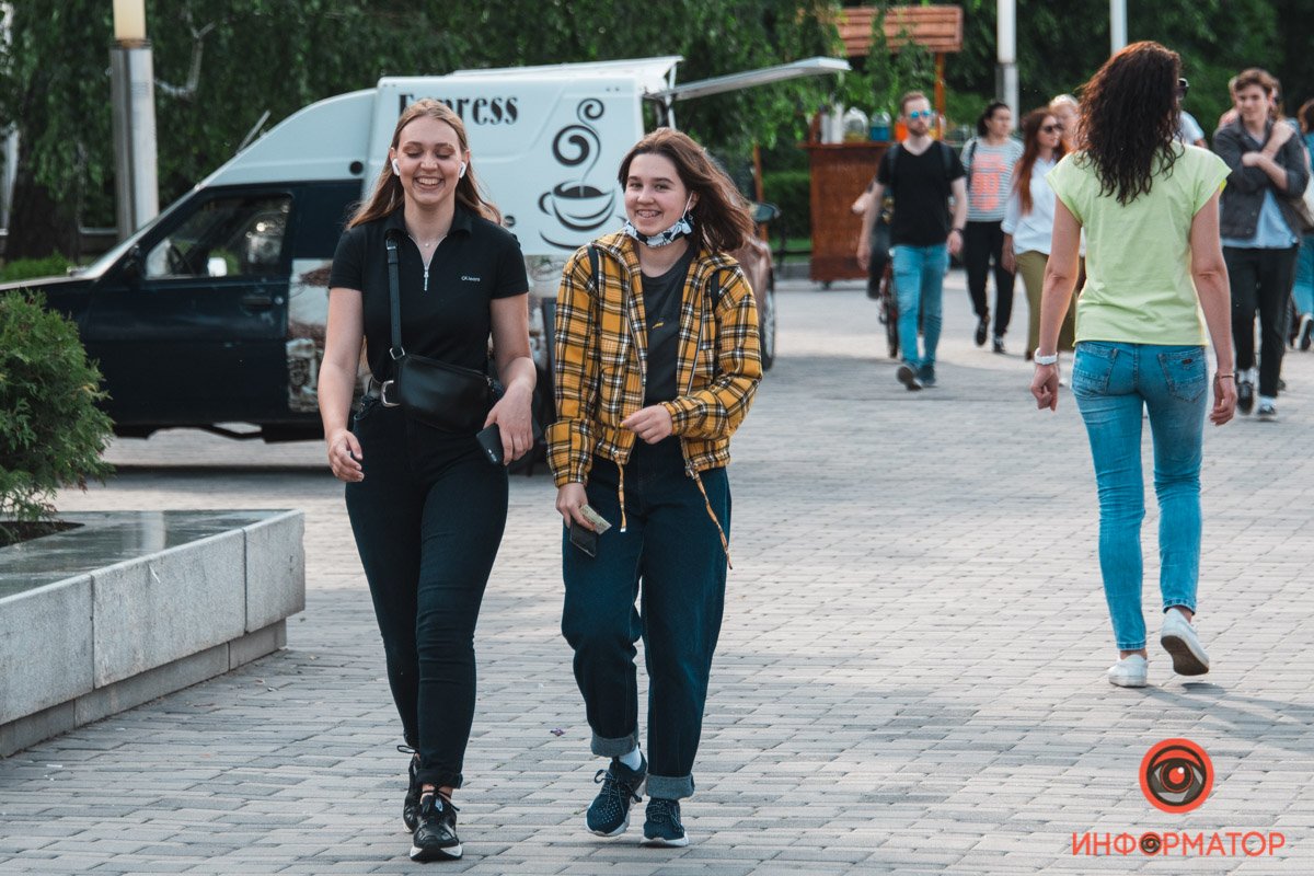 Песням уличных музыкантов отлично аккомпанирует звонкий смех