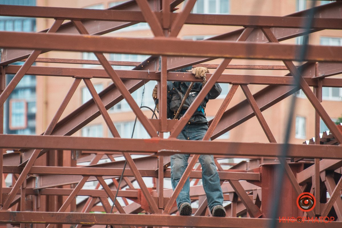 А кто-то продолжает работать