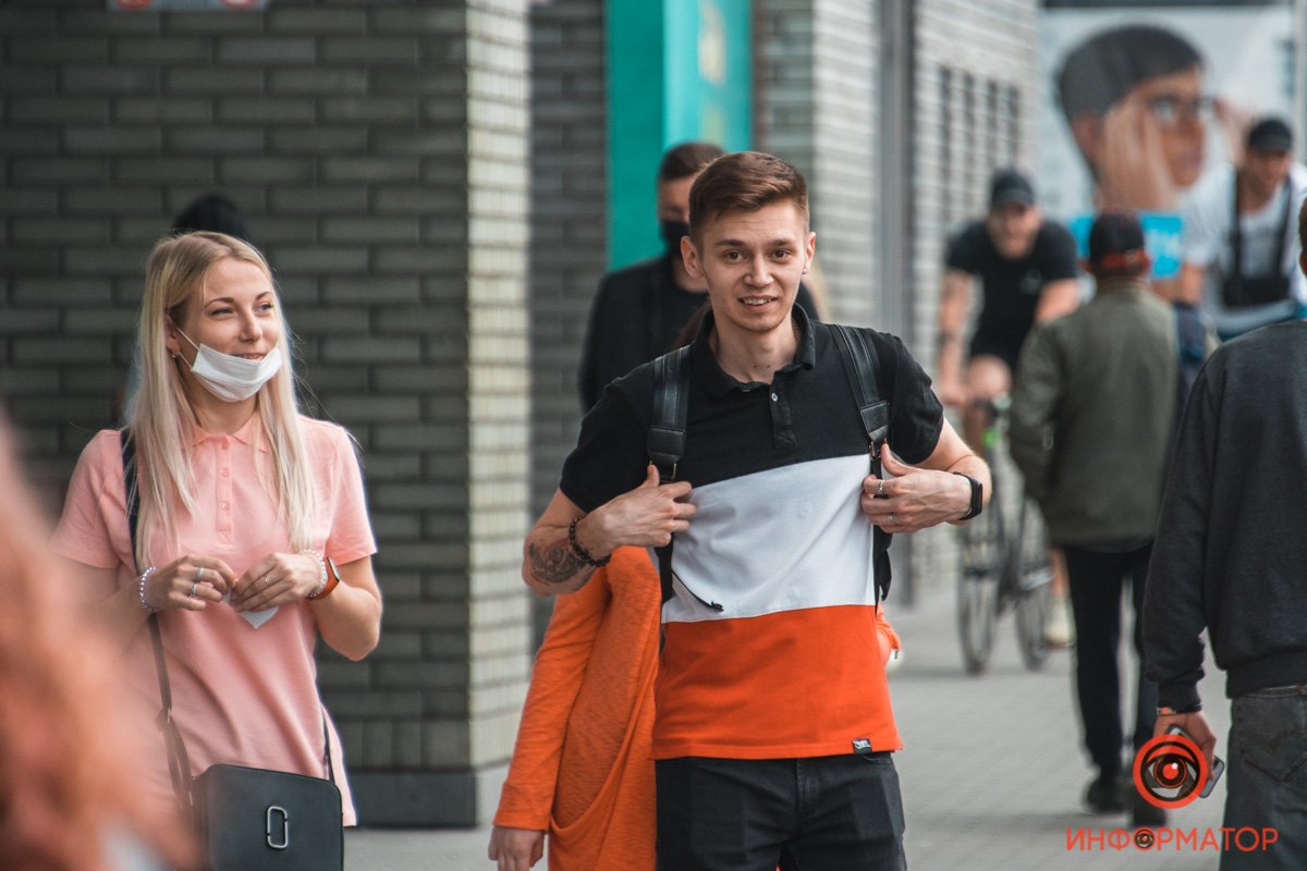 Маски все реже можно увидеть на лицах жителей Днепра