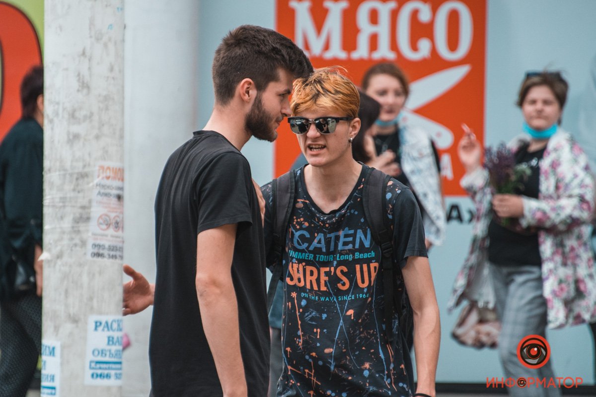 В городе так много молодежи