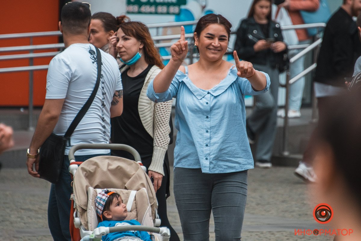 Подает малышу правильный пример