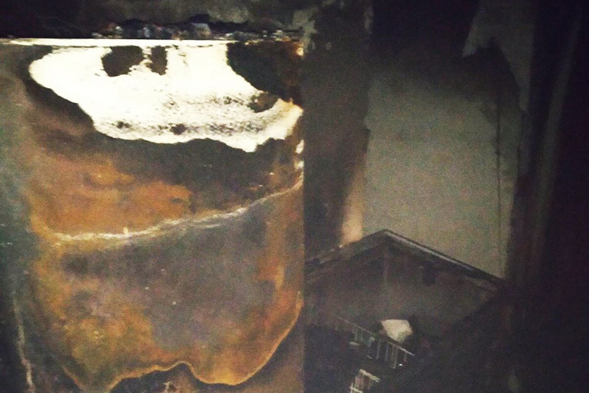 Огонь уничтожил бытовую технику и кухонную мебель Огонь уничтожил бытовую технику и кухонную мебель