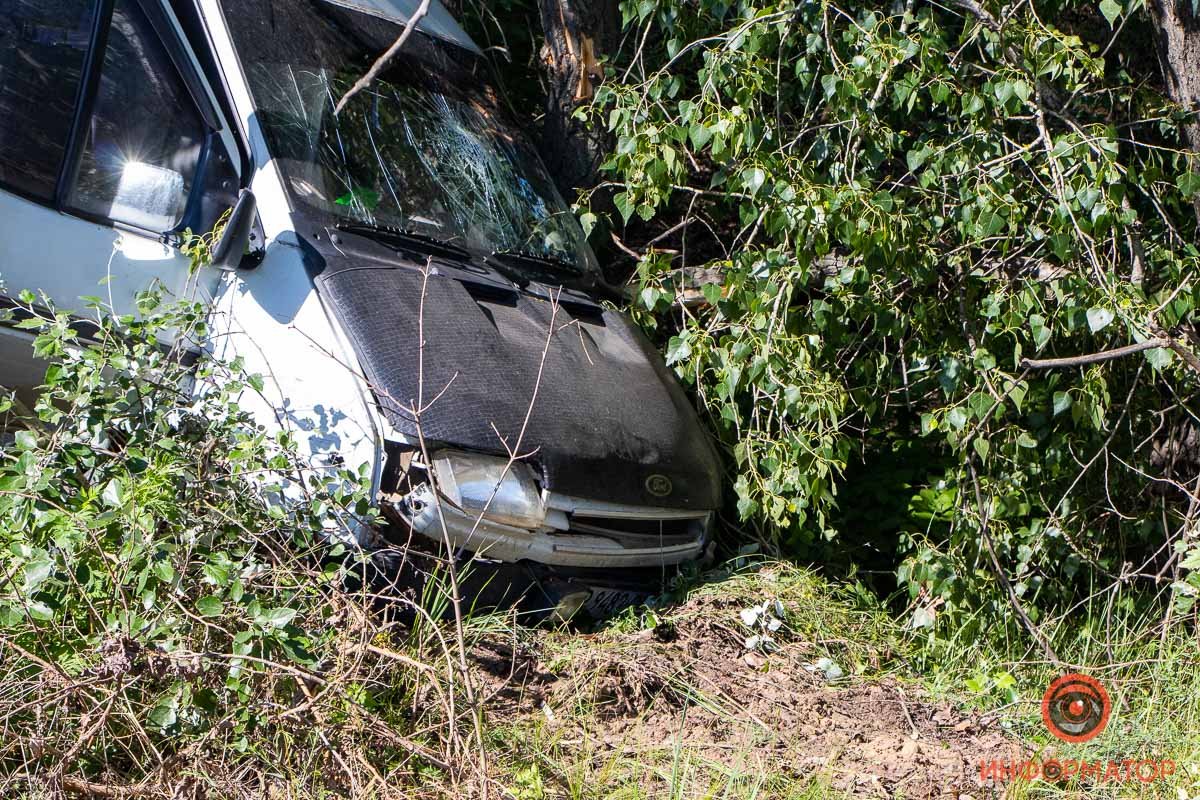 В тот момент, когда Mitsubishi поворачивал налево, микроавтобус пошел на обгон