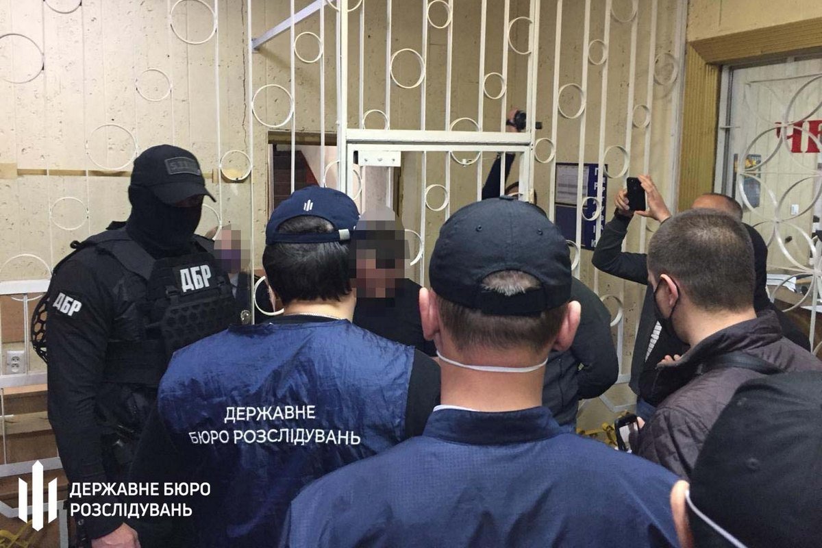 Предварительно, полицейские сотрудничали с преступниками, чтобы повысить показатели работы