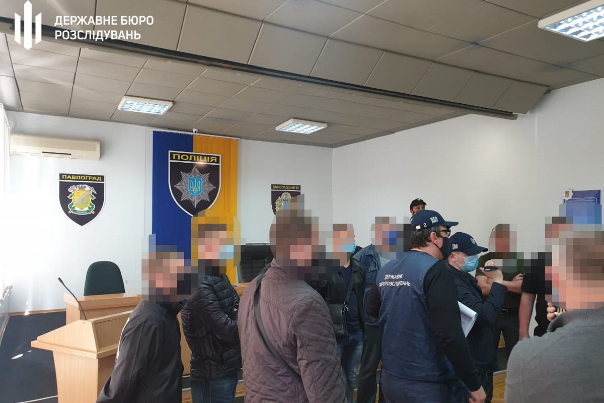 Кроме того, по версии следствия, полицейские пытали подозреваемых, чтобы «выбить» нужные показания