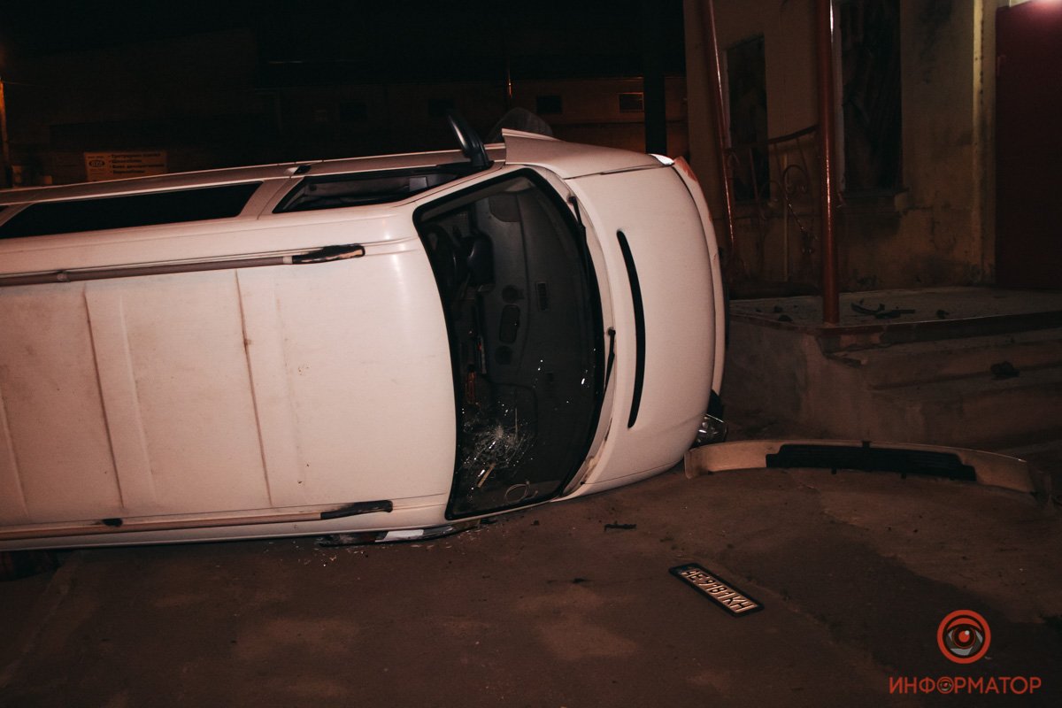 В Днепре на Ударников Volkswagen перевернулся на бок и врезался в крыльцо магазина 1