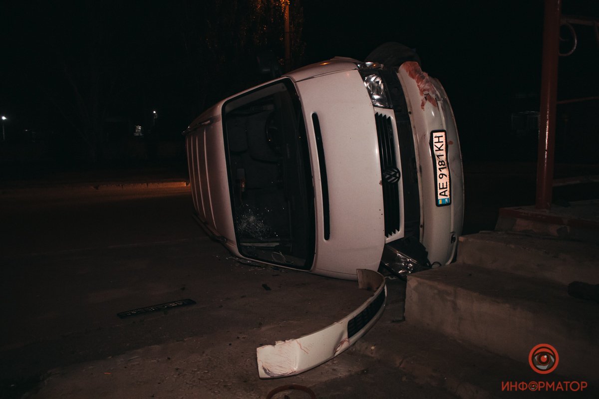 В Днепре на Ударников Volkswagen перевернулся на бок и врезался в крыльцо магазина 2