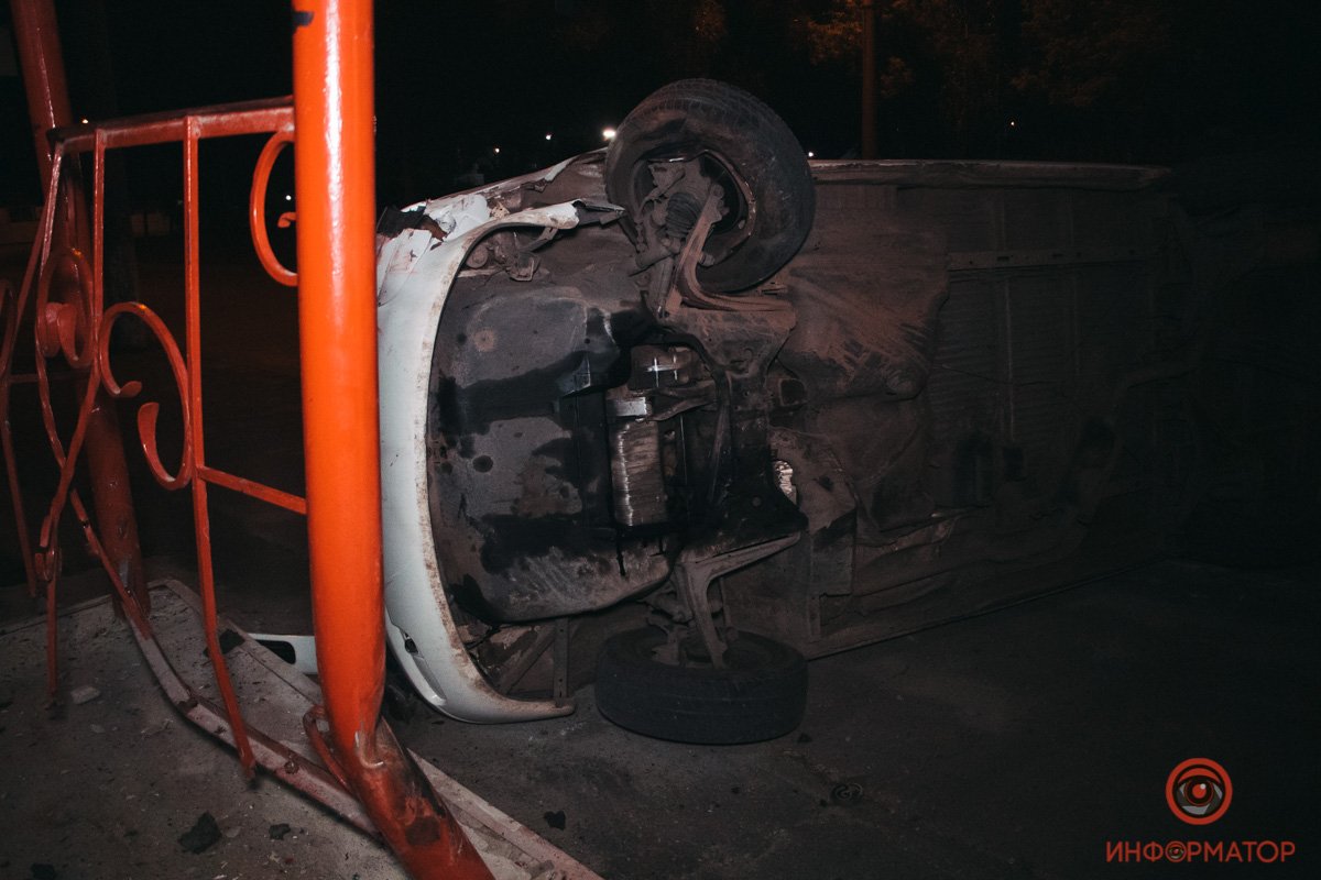 В Днепре на Ударников Volkswagen перевернулся на бок и врезался в крыльцо магазина 3