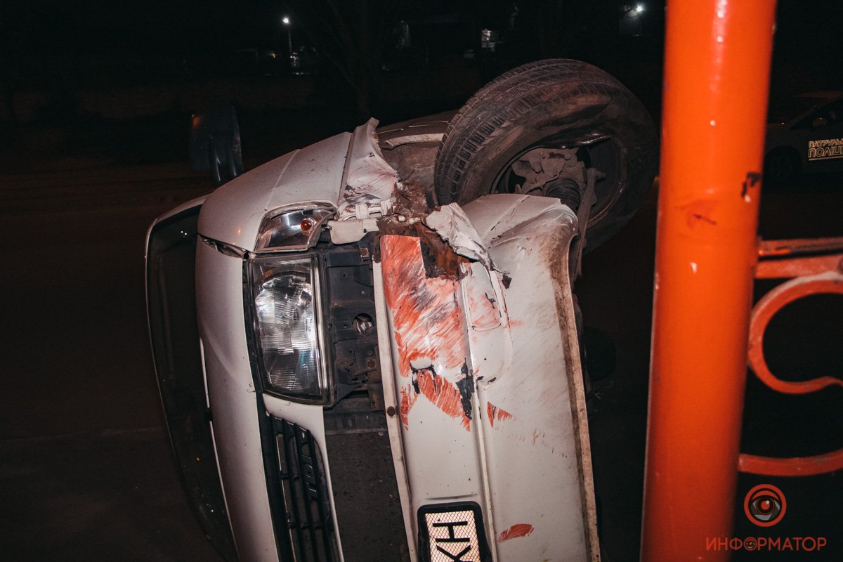 В Днепре на Ударников Volkswagen перевернулся на бок и врезался в крыльцо магазина 4