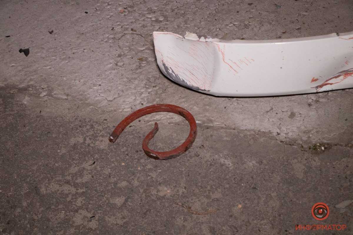 В Днепре на Ударников Volkswagen перевернулся на бок и врезался в крыльцо магазина 5