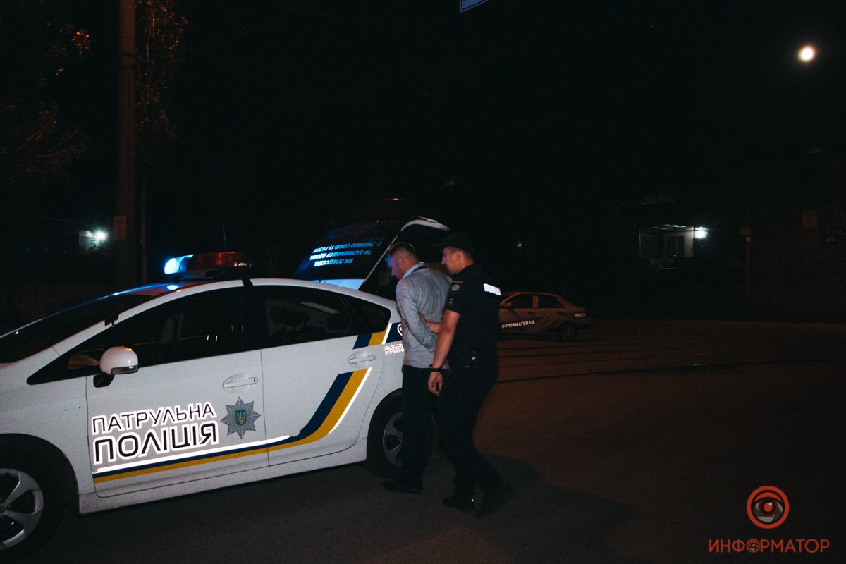 В Днепре на Ударников Volkswagen перевернулся на бок и врезался в крыльцо магазина 6