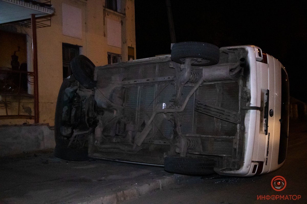 В Днепре на Ударников Volkswagen перевернулся на бок и врезался в крыльцо магазина 7