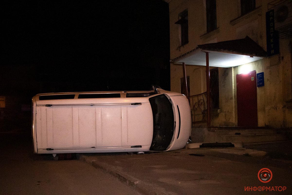 В Днепре на Ударников Volkswagen перевернулся на бок и врезался в крыльцо магазина 8